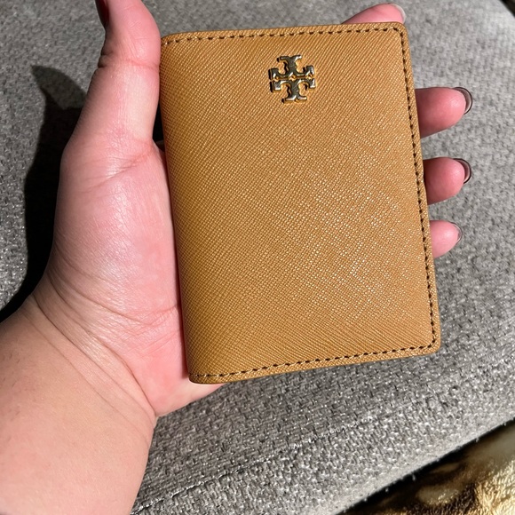 Tory Burch Gold Logo Tan Card Holder - Picture 5 of 5